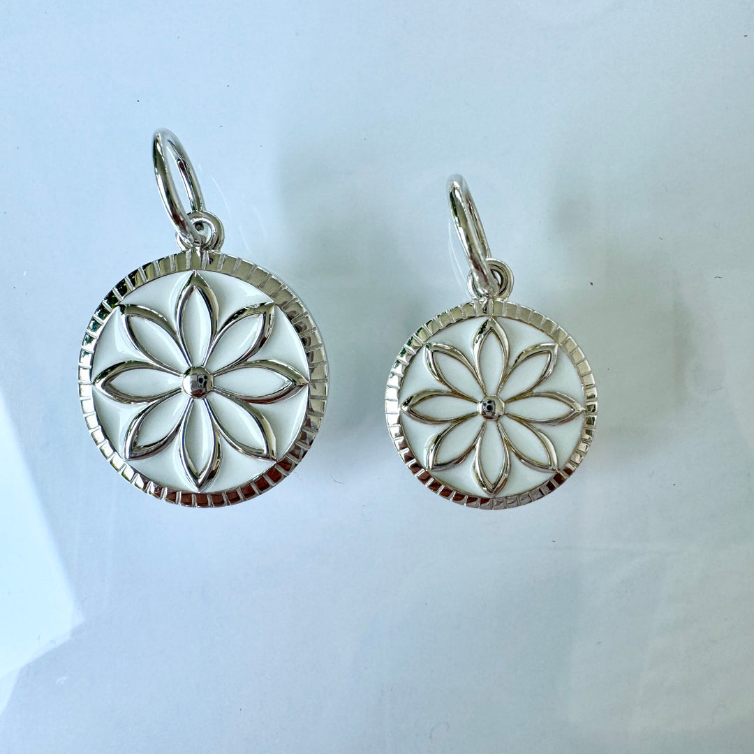 Lola Daisy Pendant - Silver &amp; White