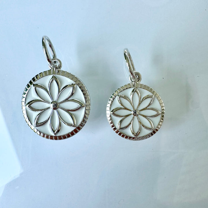 Lola Daisy Pendant - Silver &amp; White
