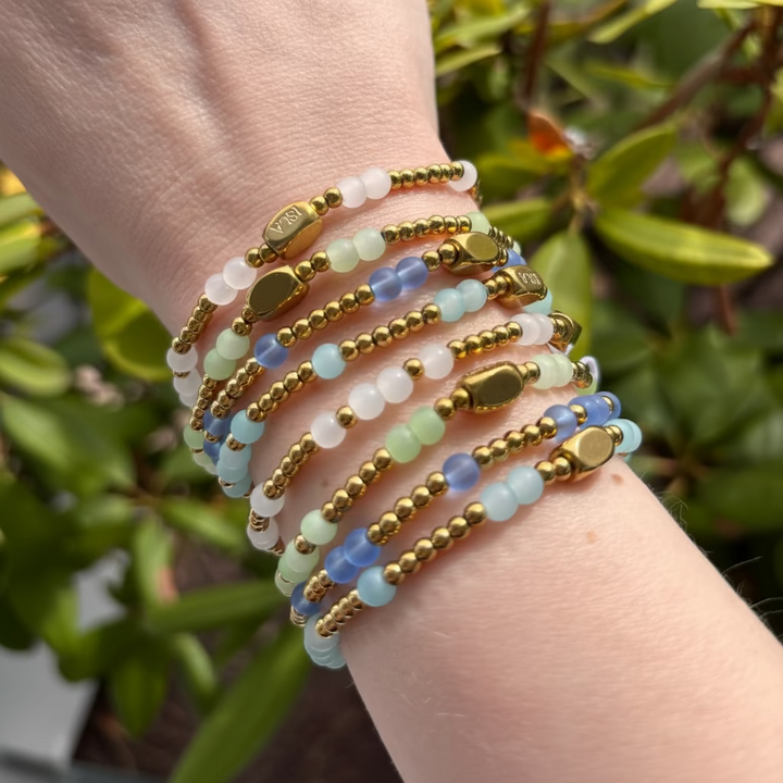 Isla Waterproof Scattered Seaglass Beaded Stretch Bracelet – White &amp; Gold, Tarnish-Free